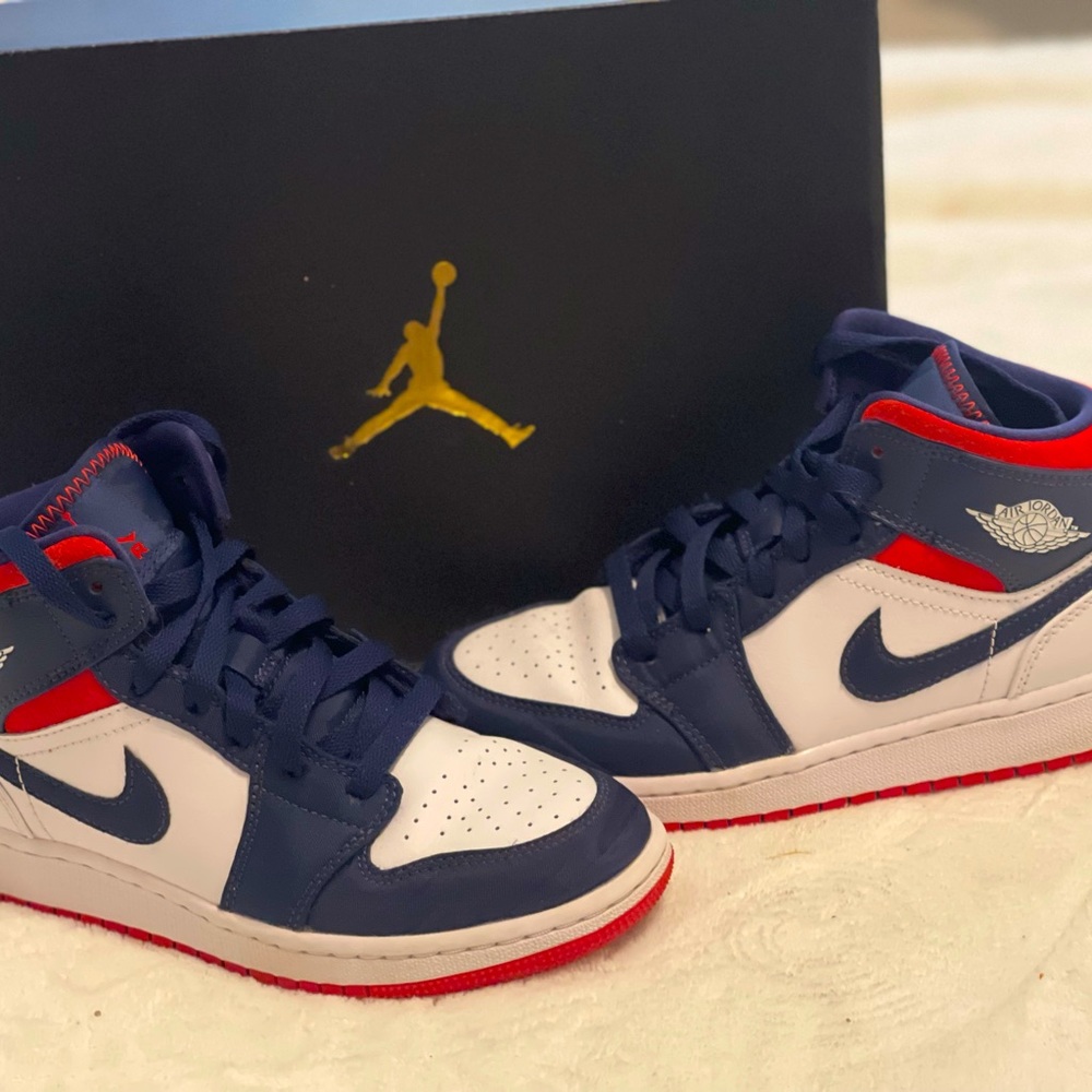 Boys air Jordan’s! Size 4.5.